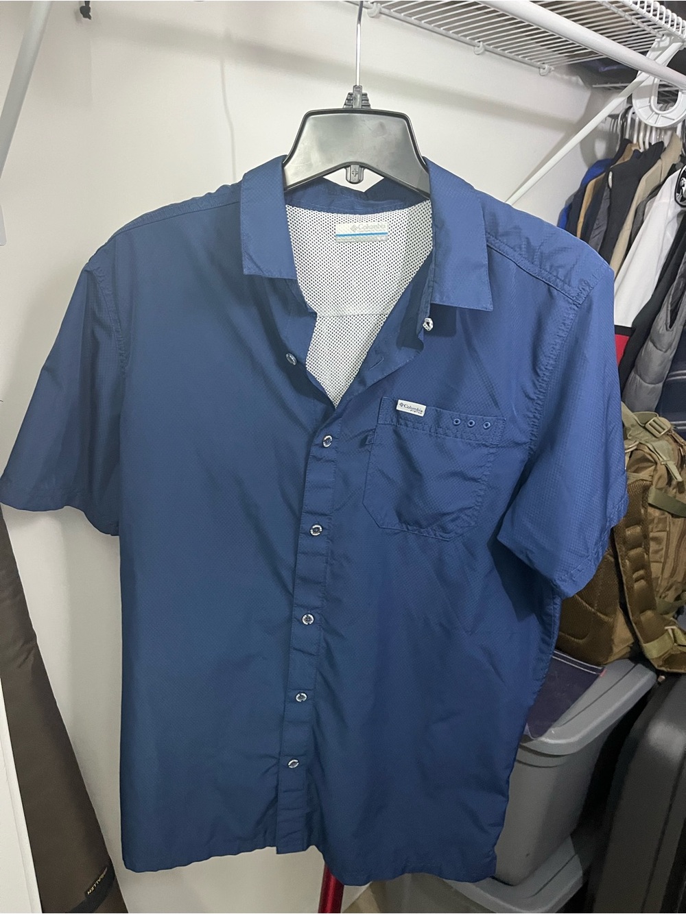 Columbia Men's Short-Sleeve Button Down Shirt in Deep Blue